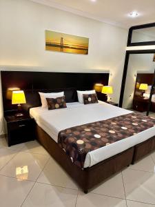 1 cama grande en una habitación con 2 lámparas en Hotel Fatima, en Tete