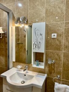 a bathroom with a sink and a mirror at Hotel Fatima in Tete