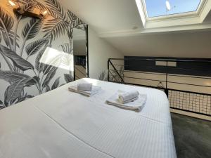 - une chambre avec un lit blanc et des serviettes dans l'établissement Near Promenade 4 People, à Nice
