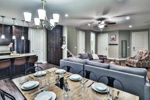 una sala de estar con un sofá y una mesa en Entrada at Moab 590 and 594, en Moab