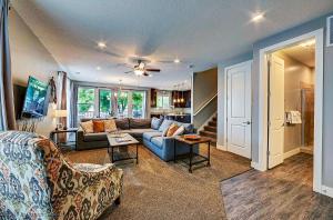 una sala de estar con un sofá y una mesa en Entrada at Moab 590 and 594, en Moab