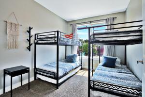 Dos literas en una habitación con ventana. en Entrada at Moab 590 and 594, en Moab 75 fotos más