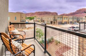 balcón con 2 sillas y vistas a la calle en Entrada at Moab 590 and 594, en Moab