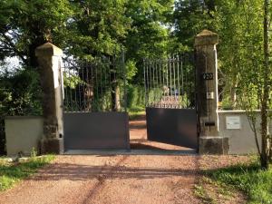 una entrada a una puerta en un parque en Domaine d'AROMM en Ouches