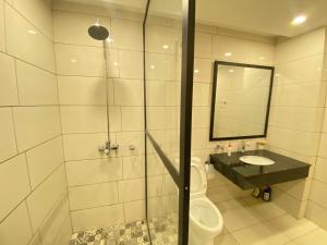 uma casa de banho com um WC, um lavatório e um espelho. em De-Meridian Luxury Apartments em Rawalpindi