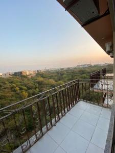 uma vista da varanda de uma casa em De-Meridian Luxury Apartments em Rawalpindi