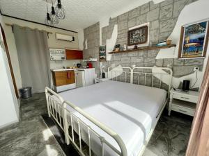 Postel nebo postele na pokoji v ubytování Efi studios