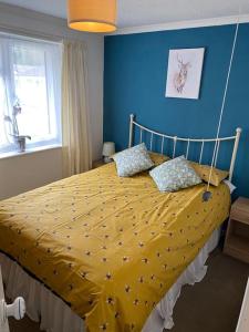 Postel nebo postele na pokoji v ubytování Light and bright 3 bedroom bungalow in Cornwall + 3 fotografie