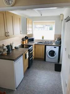 Kuchyň nebo kuchyňský kout v ubytování Light and bright 3 bedroom bungalow in Cornwall