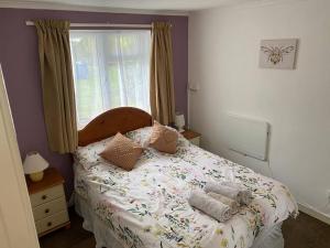 Postel nebo postele na pokoji v ubytování Light and bright 3 bedroom bungalow in Cornwall