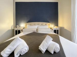 a bedroom with two towels on a bed at Palais Magnan Lux 4 Pers WiFi AC in Nice