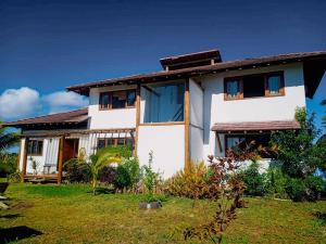 馬勞的住宿－Morada Luz das Estrelas Barra Grande，白色的房子,设有窗户和庭院