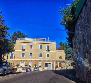 un gran edificio con coches estacionados frente a él en Drì bed & breakfast en Rocca di Papa