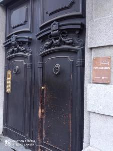 una puerta negra en el lateral de un edificio en Apartment Nido Stazione, en Bérgamo