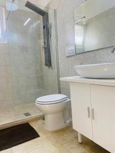 W łazience znajduje się toaleta, umywalka i prysznic. w obiekcie Dimora al Mare w mieście Villanova di Ostuni