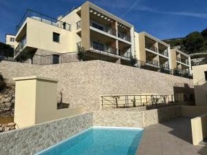 budynek z basenem przed domem w obiekcie Prestige View 411 w mieście Èze