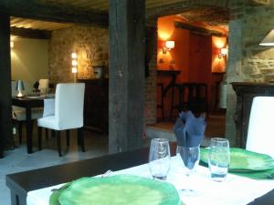 A restaurant or other place to eat at La Fiole Ambiance