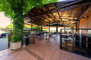 ein Restaurant mit einer Terrasse mit Tischen und Stühlen in der Unterkunft La Colina in Geria