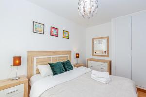 Łóżko lub łóżka w pokoju w obiekcie GERONA Levante beach apartments