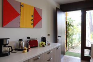 una cucina con bancone, forno a microonde e finestra di Beach House Riviera a Lignano Sabbiadoro