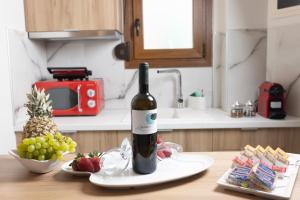 una bottiglia di vino seduta su un tavolo in cucina di Eva's House ad Áfitos
