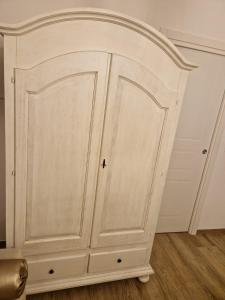 un gran armario blanco en una habitación en Giù da nonna, en Lucera