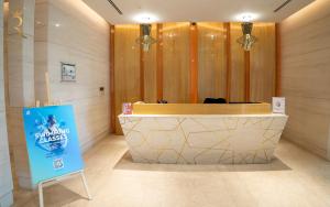 una hall con un bancone con un cartello davanti di Your 1BR Retreat on Yas Island Blue Sapphire Apartment a Abu Dhabi