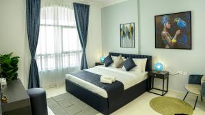 una camera con un grande letto e una finestra di Your 1BR Retreat on Yas Island Blue Sapphire Apartment a Abu Dhabi