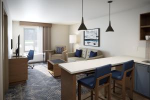 um quarto com uma cozinha e uma sala de estar em Candlewood Suites - Joliet Southwest, an IHG Hotel em Joliet