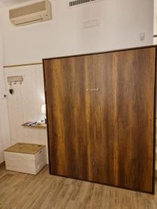 una gran puerta de madera en una habitación con barra en Giù da nonna, en Lucera