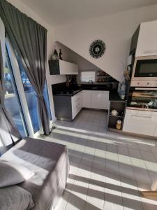 Zimmer mit einer Küche mit einem Bett. in der Unterkunft Villa Rosa in Bari Sardo