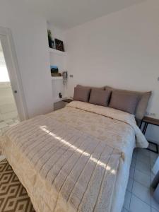 ein Schlafzimmer mit einem großen Bett in einem Zimmer in der Unterkunft Villa Rosa in Bari Sardo