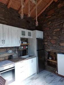 A kitchen or kitchenette at by karakas Γαστρί