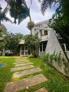 une maison avec un palmier dans la cour dans l'établissement Ampla casa em meio à natureza, à Carapicuíba