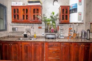 eine Küche mit Holzschränken und einem Waschbecken in der Unterkunft FINCA EL BRACO in Santiago del Estero