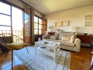 een woonkamer met een bank en een tafel bij Apartamento Horia in Viana