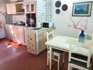 Kuchyň nebo kuchyňský kout v ubytování La Casa di Tella - Portopaglia free wifi - free parking