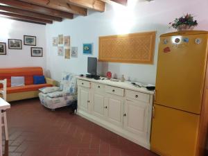 Kuchyň nebo kuchyňský kout v ubytování La Casa di Tella - Portopaglia free wifi - free parking