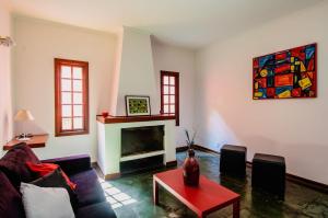 uma sala de estar com um sofá e uma lareira em Refúgio com piscina e churrasqueira em São Paulo