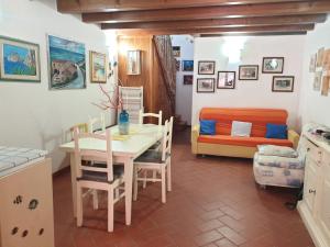 Posezení v ubytování La Casa di Tella - Portopaglia free wifi - free parking