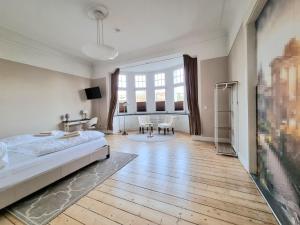 1 dormitorio con 1 cama, mesa y sillas en Charysma - Jugendstil trifft Moderne, Schlafzimmer mit TV & Netflix, Parkplatz en Hameln