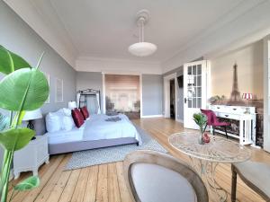 1 dormitorio con 1 cama y 1 mesa en una habitación en Charysma - Jugendstil trifft Moderne, Schlafzimmer mit TV & Netflix, Parkplatz en Hameln