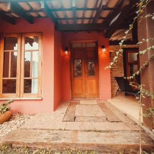 una veranda di una casa con porta in legno di Retiro com lareira em frente à reserva ambiental a Carapicuíba