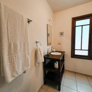 bagno con lavandino e finestra di Retiro com lareira em frente à reserva ambiental a Carapicuíba