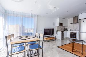 VIRGINIA Levante beach apartments的厨房或小厨房