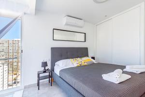 VIRGINIA Levante beach apartments客房内的一张或多张床位
