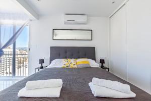 VIRGINIA Levante beach apartments客房内的一张或多张床位