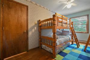 Двухъярусная кровать или двухъярусные кровати в номере Wolf Hollow Harmony
