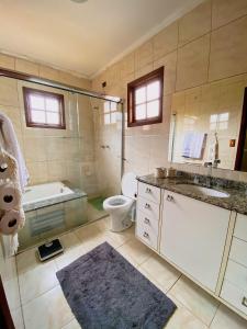 uma casa de banho com uma banheira, um WC e um lavatório. em Espaço gourmet e home-office na Granja em São Paulo