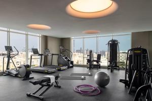 ドーハにあるAbesq Doha Hotel and Residences, an IHG Hotelのジム(エクササイズ機器、大きな窓付)